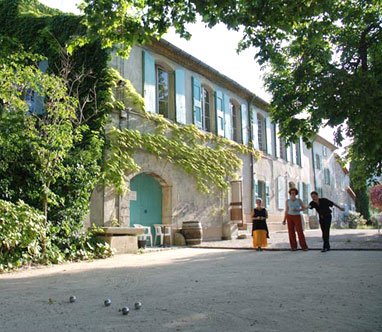 la façade de la maison d'hôtes et le terrain de boules